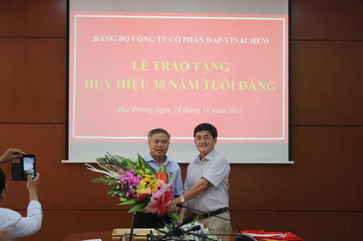 Lễ trao tặng Huy hiệu 30 năm tuổi Đảng cho đồng chí Ngô Văn Nghĩa - Phó Chủ tịch Công đoàn Công ty