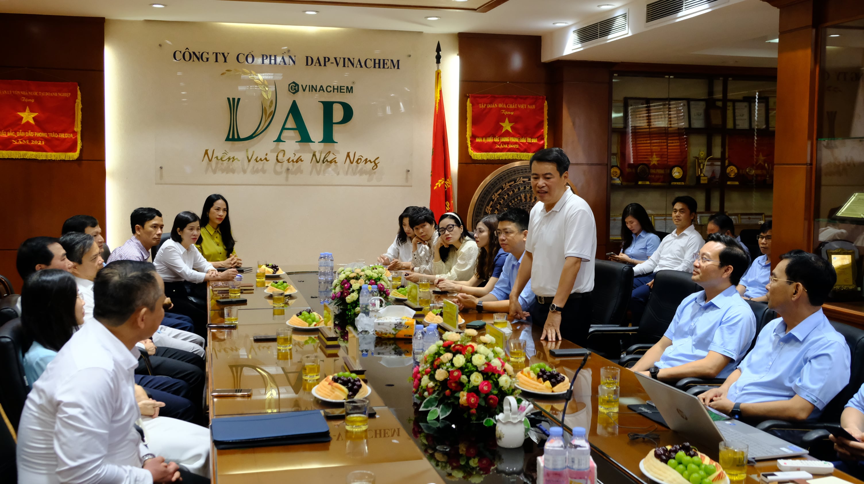 Đoàn cán bộ, giảng viên Trường Chính trị Tô Hiệu Hải Phòng tới tham quan tìm hiểu thực tế tại Công ty CP DAP- Vinachem. 